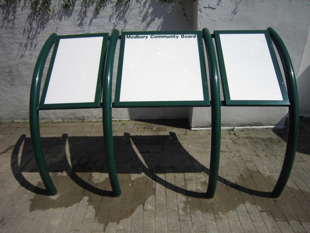 Modbury 3 door hooped legs